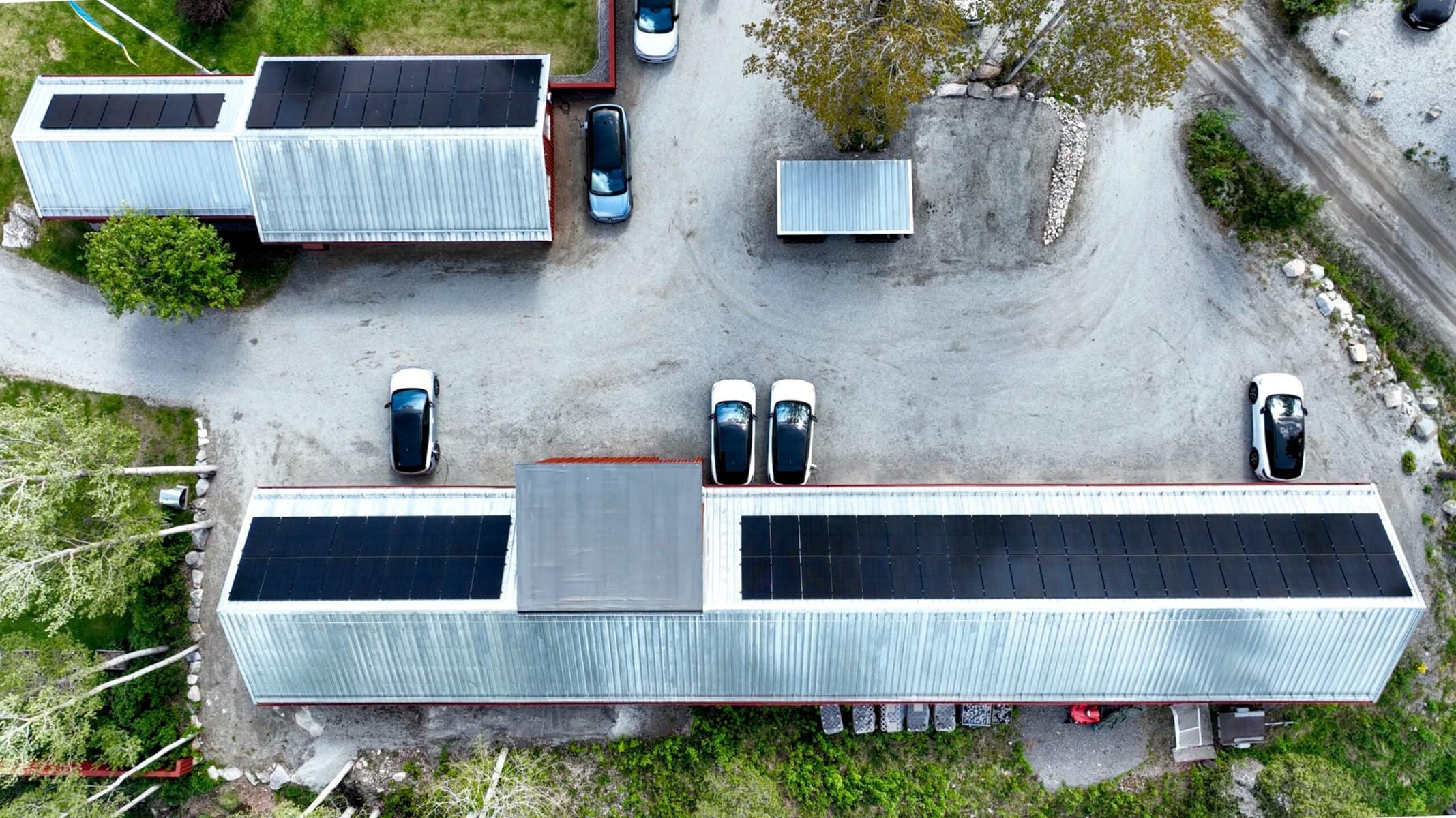 Volkswagen ID.4 inkopplad in i en DC-laddare för hemmabruk av märket Ambibox. Ambibox har en egen växelriktare och kan därför skicka ut strömmen direkt på nätet om så behövs. Foto: Peter Esse