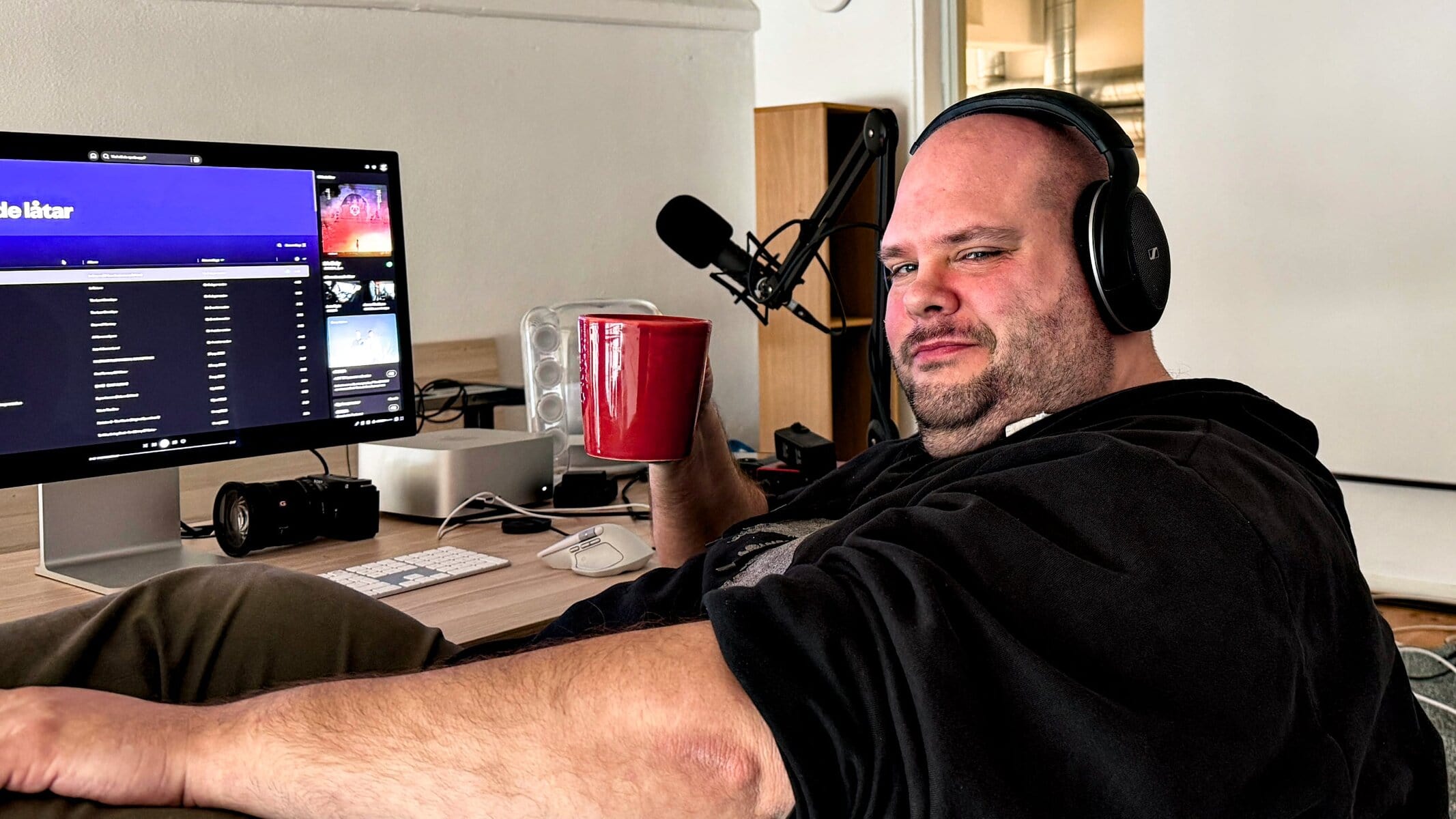 Sennheiser HD 550 fungerar perfekt för dig som slipper öppna konorslandskap – men de förtjänar mer uppstyrt rum än vad undertecknad har för stunden. Foto: Filip Henricsson