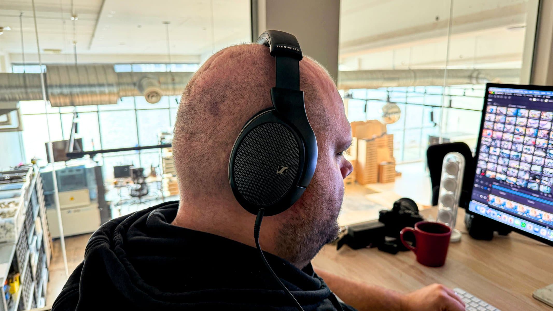 Våra Sennheiser HD 550 används primärt för redigeringsjobb samtidigt som Spotify ger oss dagens spellista – det är lite som att köra en Porsche på 50-väg. Men det är roligare att köra en Porsche på 50-väg än en Fiat 500. Men visst förtjänar Sennheiser HD 550 att vara ansluten till en vinylspelare samtidigt som vi sitter i en härlig fåtölj och bara njuter av livet.