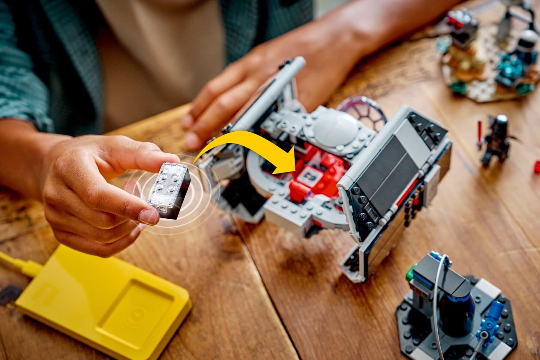 Darth Vader’s TIE Fighter är en av tre lanseringsset med Smart Bricks.