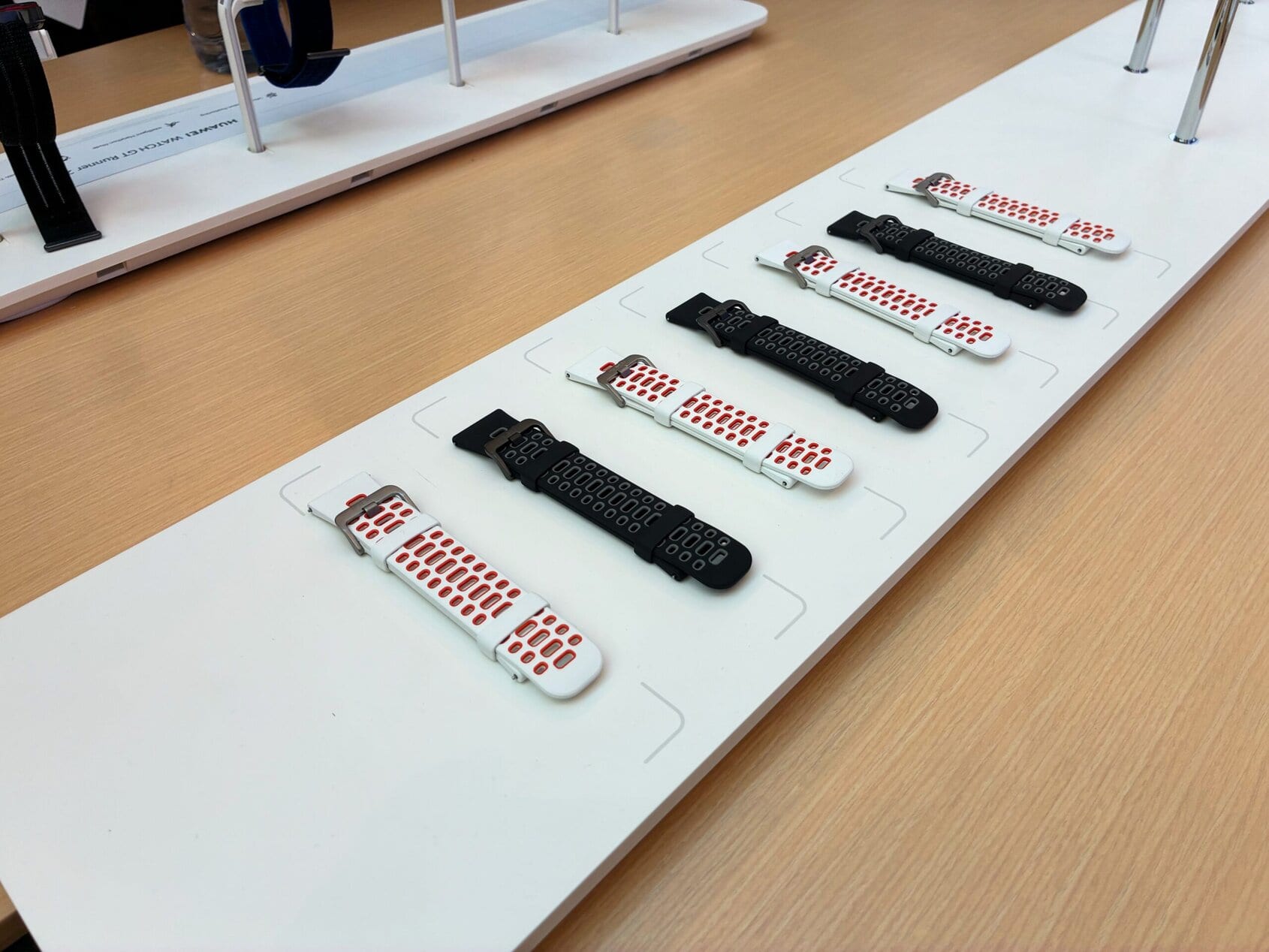 Vi får med extra gummi-armband nä vi köper Huawei Watch GT Runner 2