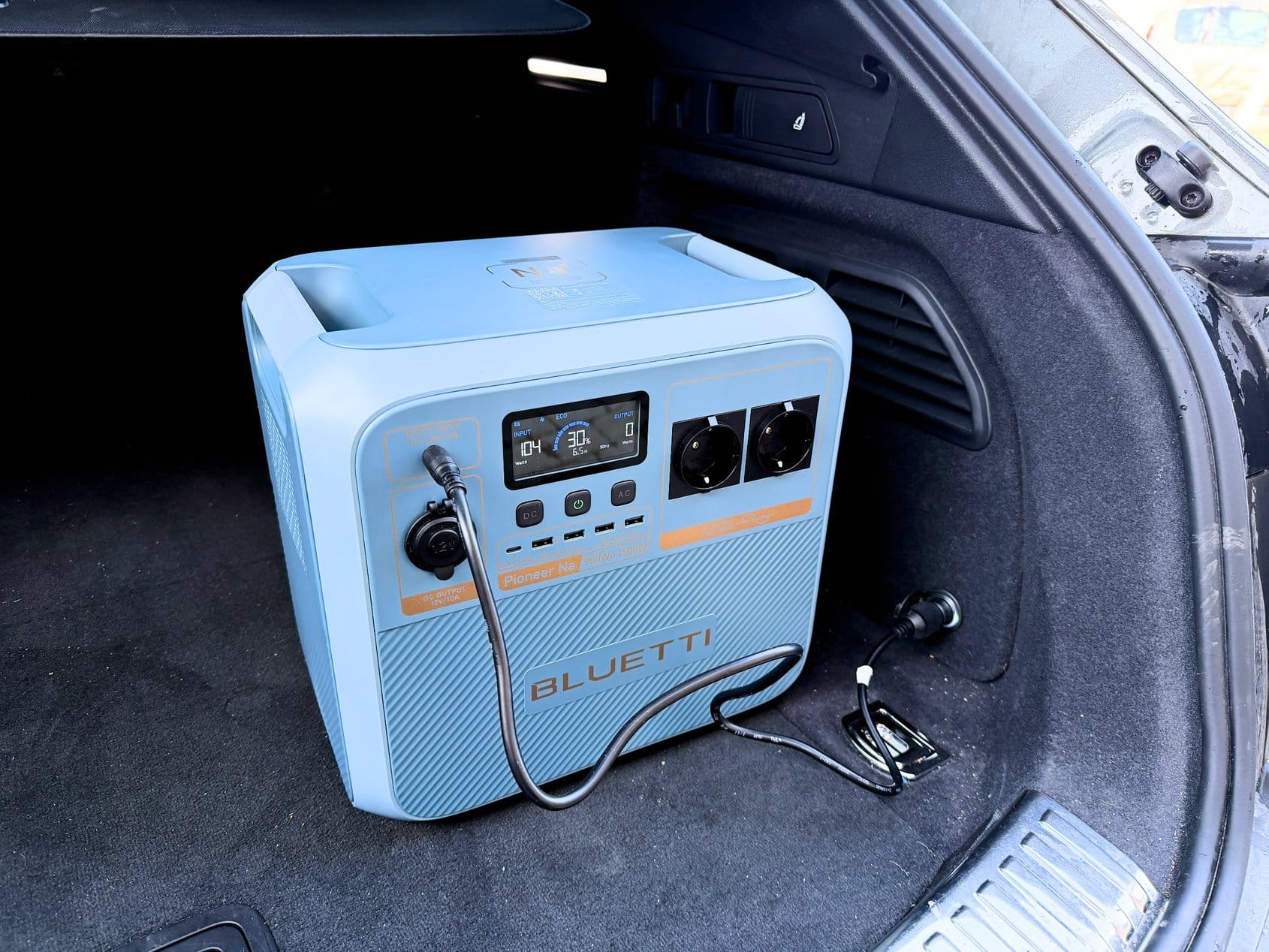 Ladda Bluetti Pioneer Na i bilen