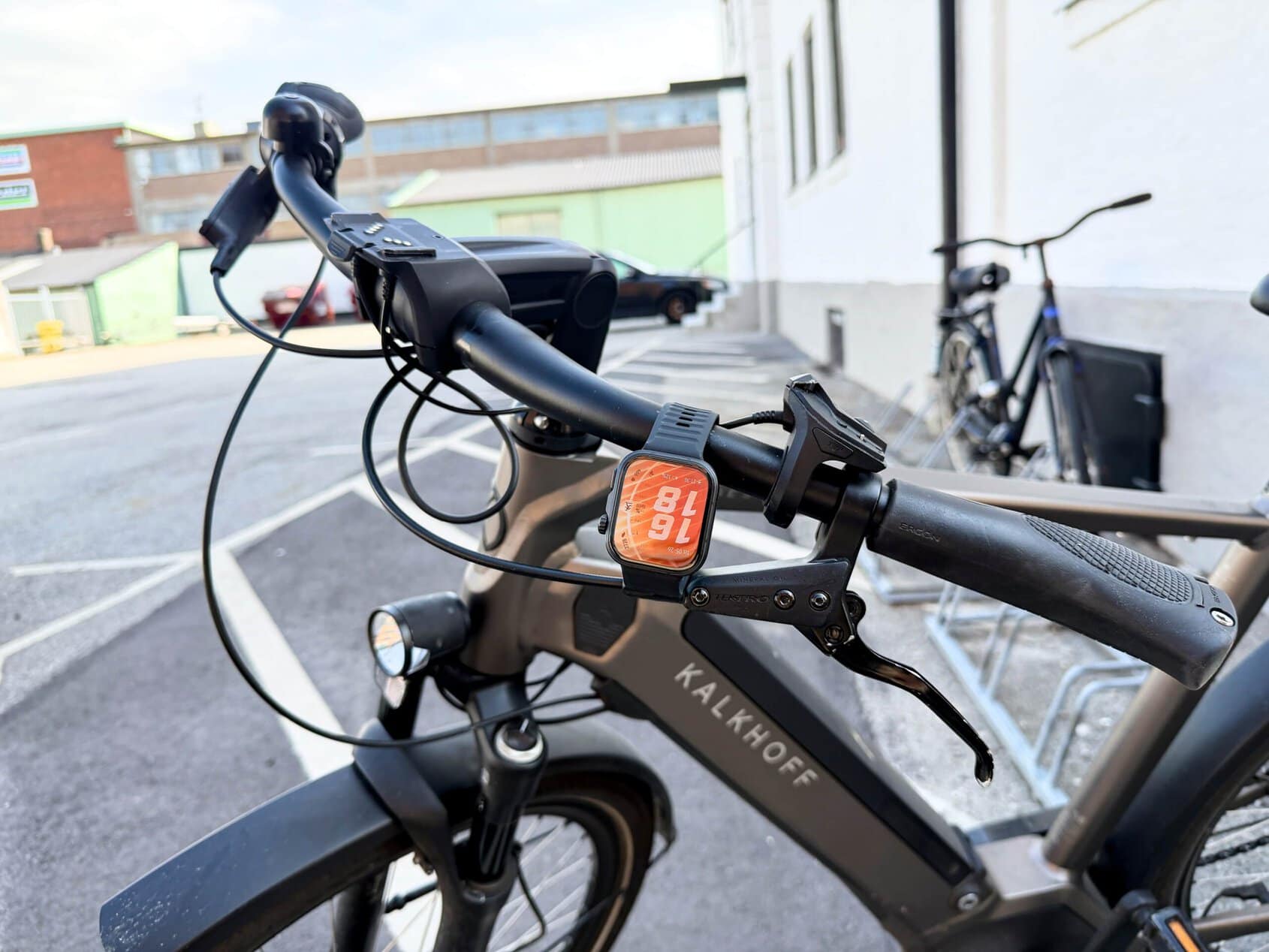 Huawei Watch Fit 5 Pro på cykel
