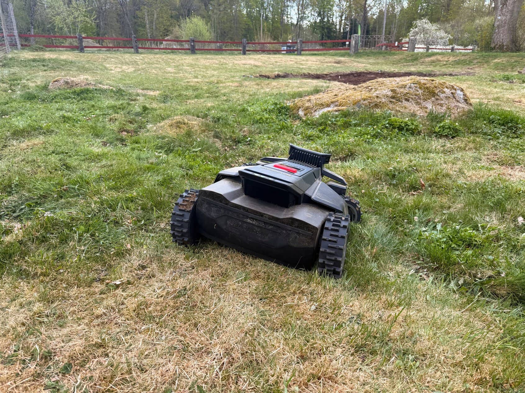 Navimow X4 klarar potthål och liknande upp till 15 centimeter. Kanter tar den upp till 4 centimeter och berg bestigs upp till 40 grader (84%)