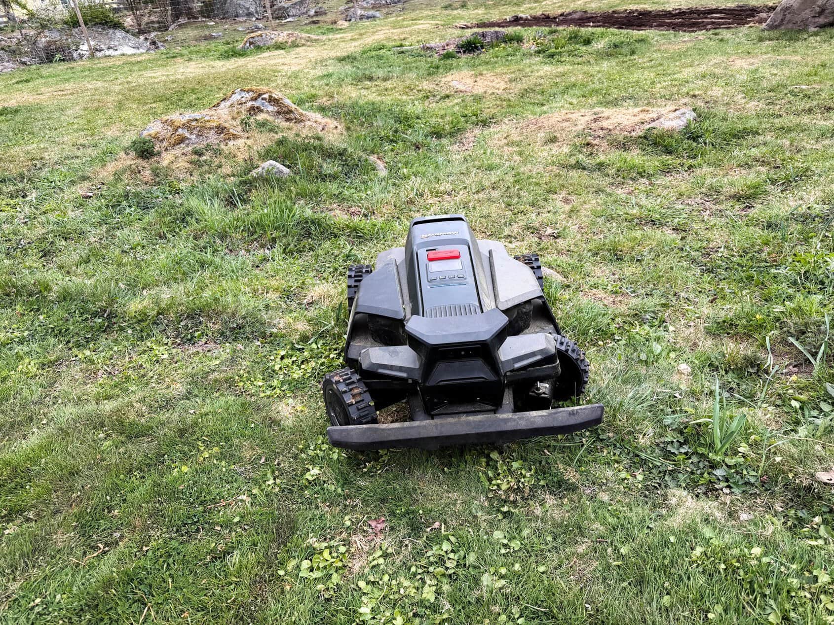Utöver att Navimow X4 kan vara lite för stor för trädgårdar med många vinklar och vrån så har den också problem att identifiera stenar som sticker upp ur marken om de inte är tillräckligt stora.